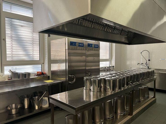 Imposante Rarität Massive Gewerbehalle in Ehemaligen Kasernegelände – Untersuchungslabor