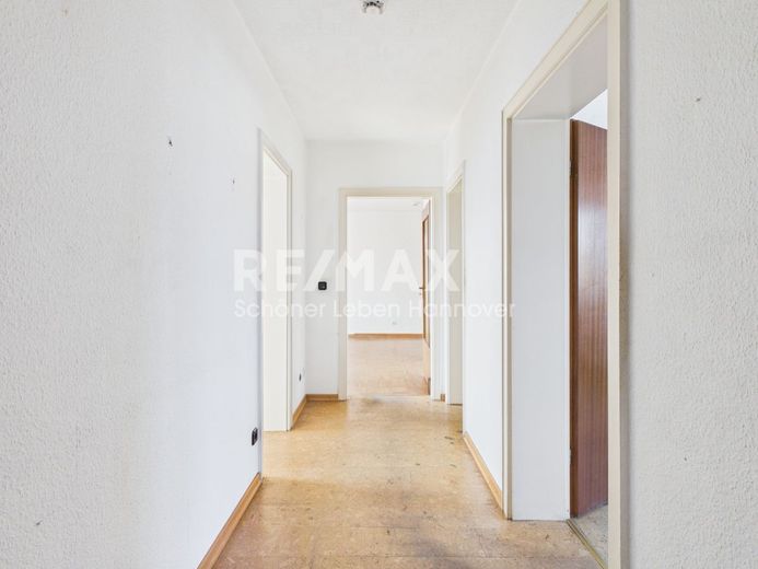 *reserviert* Renovierungsbedürftige, sonnige 3 Zimmer- Wohnung – Flur