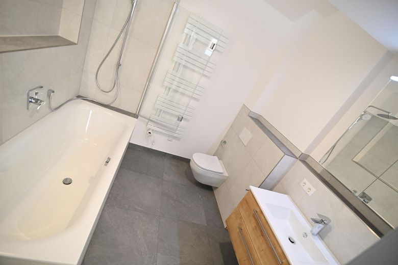 Stilvoll modernisiert: 4-Zimmer-Dachgeschosswohnung in Freising mit Dachterrasse – Badezimmer
