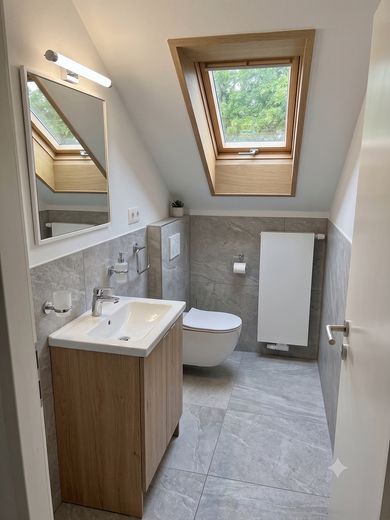 Kernsanierte 1,5-Zimmer-Dachgeschosswohnung mit EBK, Parkett und Kellerraum mitten in Frankfurt – Foto 1