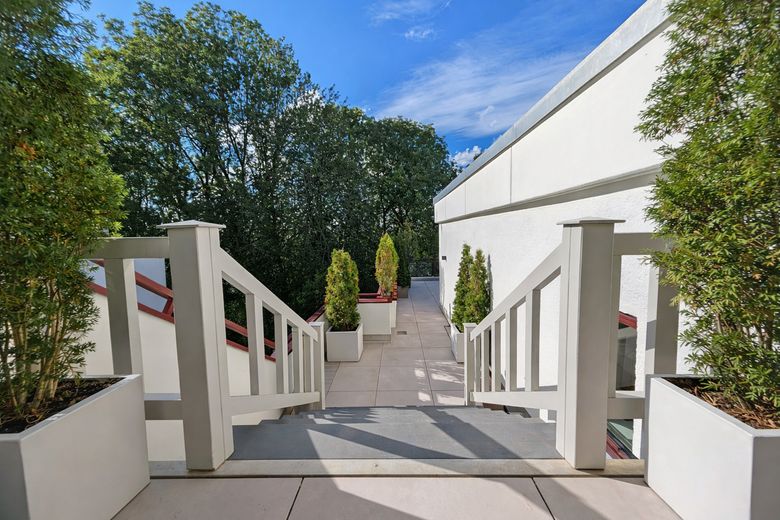 Designer-Penthouse mit Traum- Dachterrasse und Blick über Isarhochufer: PROVISIONSFREI – Treppe zur Master-Dachterrasse