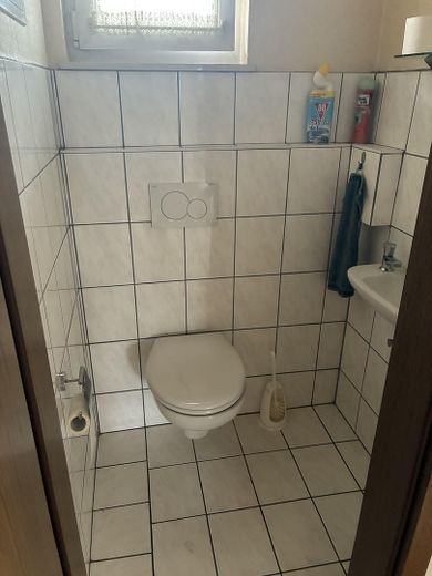 Wolnostojący dom dwurodzinny z potencjałem i dużym ogrodem, 170 m² – Gäste WC