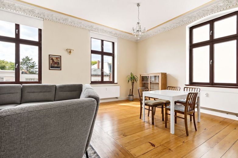 Traumhafte 2-Raumwohnung mit Einbauküche und Stuck im Mühlwegviertel! – Wohnzimmer