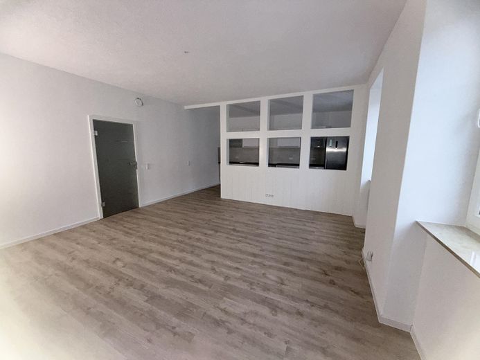 Frisch sanierte 2-Raum-Wohnung mit Einbauküche, Bad mit Wanne,  & Carport-Stellplatz – Wohnzimmer zur Küche