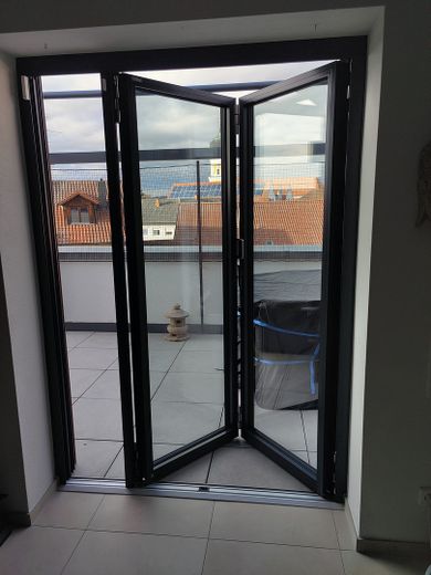 Prov.frei!-Hochwertige 3-Zi.-Terrassenwohnung mit großer Dachterrasse, Küche, zentral – Wohnzimmer Falttür