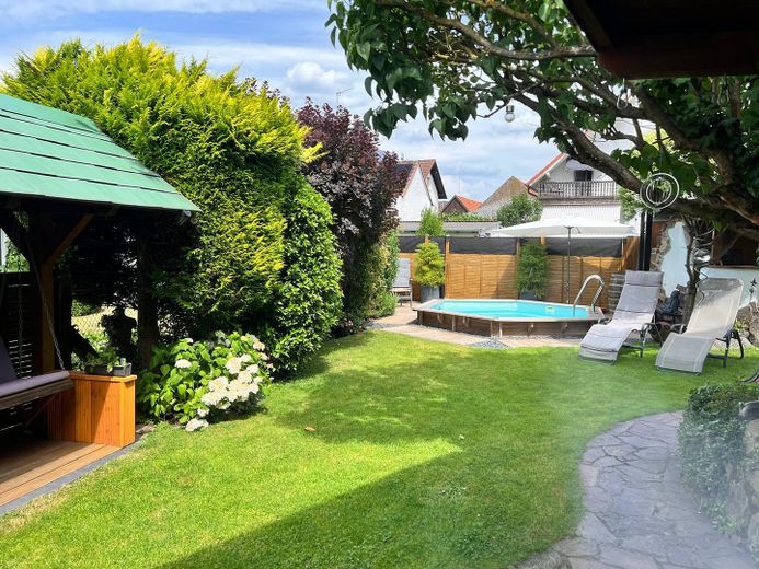 Mehrgenerationenhaus mit zwei Wohneinheiten, Garten und Pool – Garten