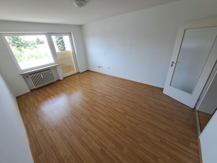 Sehr gut geschnittene, helle 2-Zimmer-Wohnung mit Balkon und Tiefgaragenstellplatz zu verkaufen – Wohnzimmer