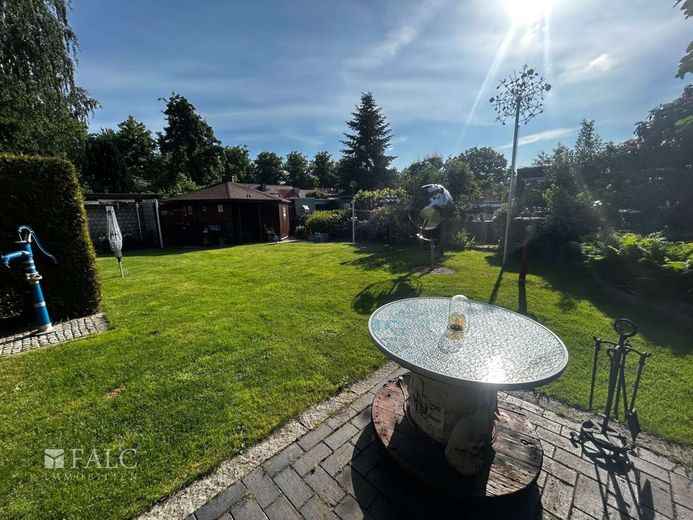 moderne Doppelhaushälfte mit ausgebautem Nebengelass – Garten