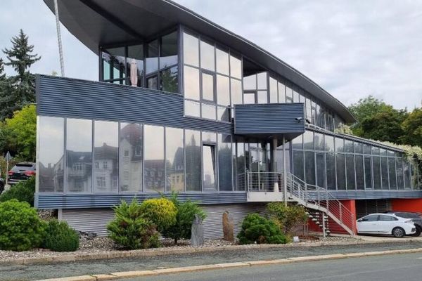 Gewerbeobjekt in Plauen: modernes Praxishaus im Mischgebiet - BJ ca. 2000 - Nfl. ca. 400 m² - Grst. 1.480 m²