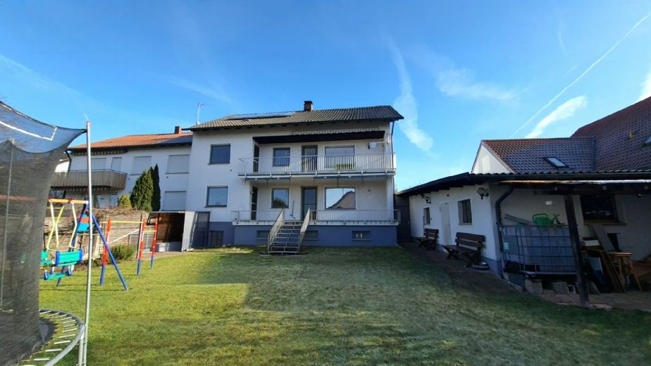 Rückansicht Haus mit Garten