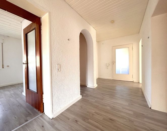Diamante grezzo: appartamento di 4 locali con balcone – Eingangsbereich