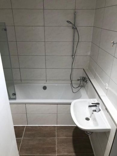3-кімнатна квартира з вбудованою кухнею, ванною, великим балконом – Bad mit Dusch Wanne
