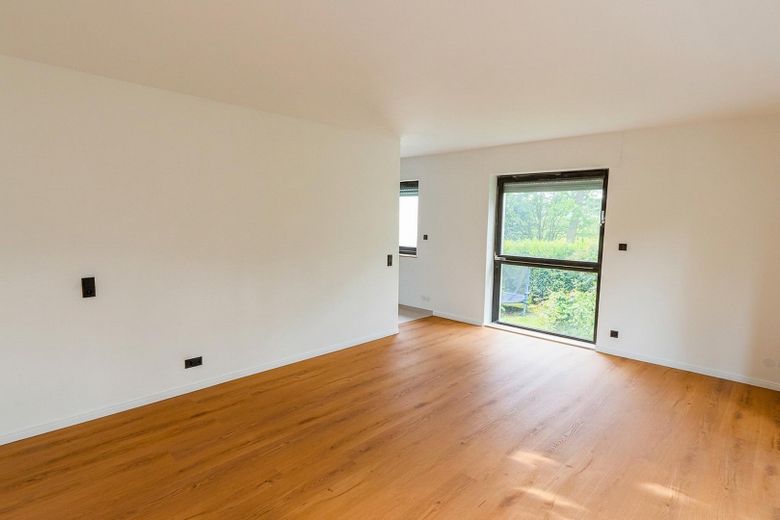 Erstbezug nach Sanierung: Barrierearme 2-Zimmer-Wohnung, Balkon & Tiefgarage in Bestlage Iserlohns – Wohnzimmer zurKüche unmöbliert