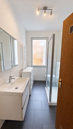 Gemoderniseerd 3-kamerappartement in een oud gebouw met echt houten parket & nieuwe inbouwkeuken – Fürth binnenstad – Badezimmer (mit KI aufgeräumt)