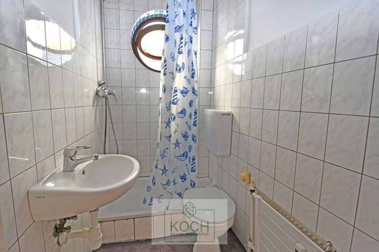 RESERVIERT - Kleines Wohn- und Geschäftshaus am Mecklenburger Weg (Leherheide) – Badezimmer_WE3