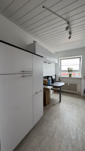 Appartement de 3 pièces à Maintal-Bischofsheim : balcon avec vue sur la skyline, cuisine équipée et garage – Photo 19