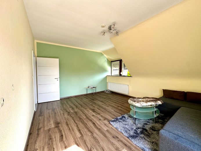 Modernisiertes Zweifamilienhaus in zentraler Lage – Neustadt am Rübenberge – Wohnzimmer OG