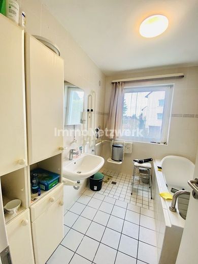 NEUER PREIS***Familienhaus mit Anliegerwohnung - Frei stehendes Zweifamilienhaus mit Herz*** – Badezimmer EG