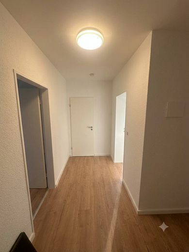 Dobre połączenie komunikacyjne przy 2-pokojowym mieszkaniu z balkonem – Musterfoto Flur