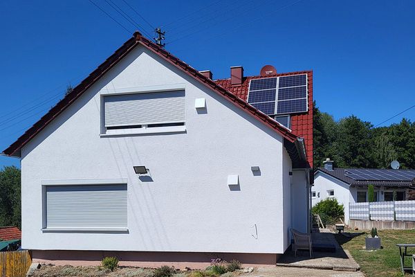 Casa unifamiliar completamente renovada con amplio jardín en una ubicación tranquila y bien comunicada
