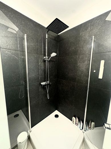Moderne 2 Zimmer im kernsanierten Altbau – Dusche Detail