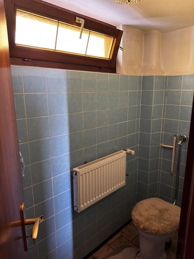 Ek yapılaşma imkânına sahip geniş arsada villa tarzı müstakil ev – Gäste-WC
