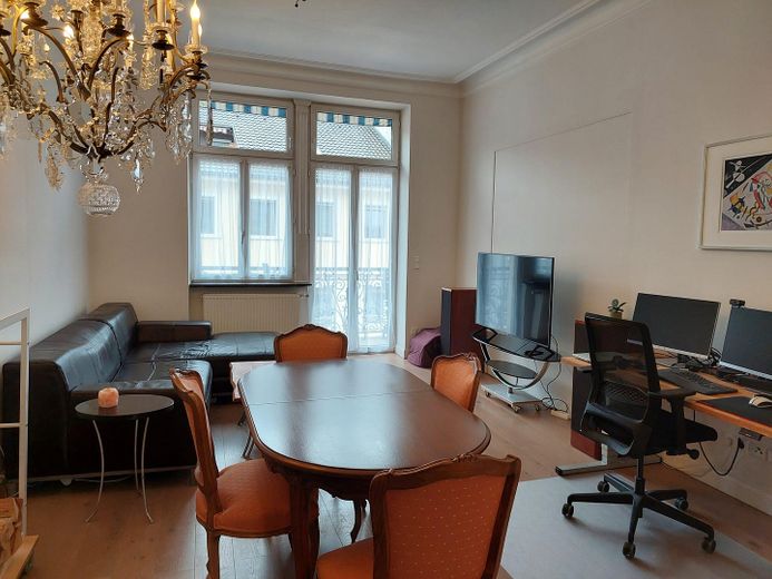 Zentral gelegene 4-Zimmer Wohnung mit Balkon und Fahrstuhl – Wohnzimmer1