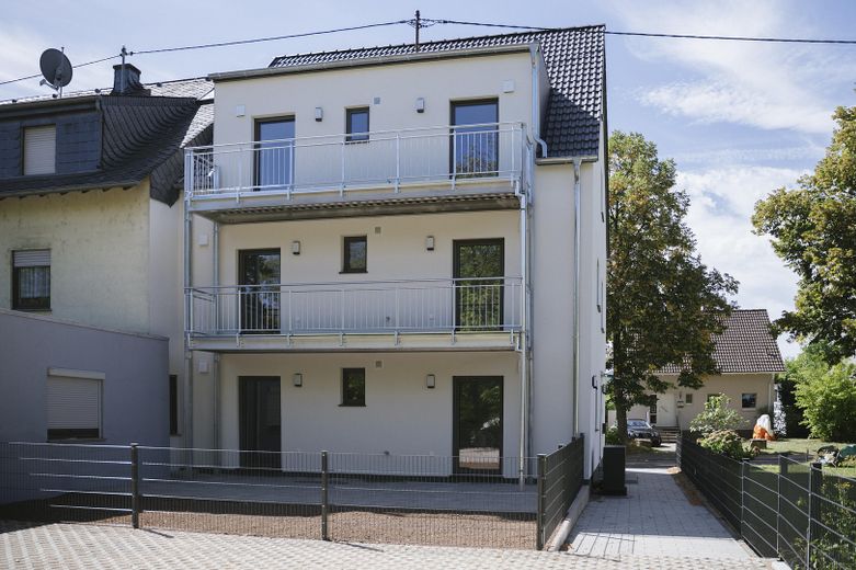 Zolderappartement met balkon en uitzicht op het groen, evenals KfW-lening met een subsidie van 30.000 euro – Gartenseite