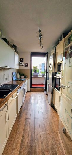 Zentrumsnahe, hochwertige, helle und ruhige 2 Zimmer Penthouse - Wohnung mit Aufzug – Blick in Küche zum Balkon
