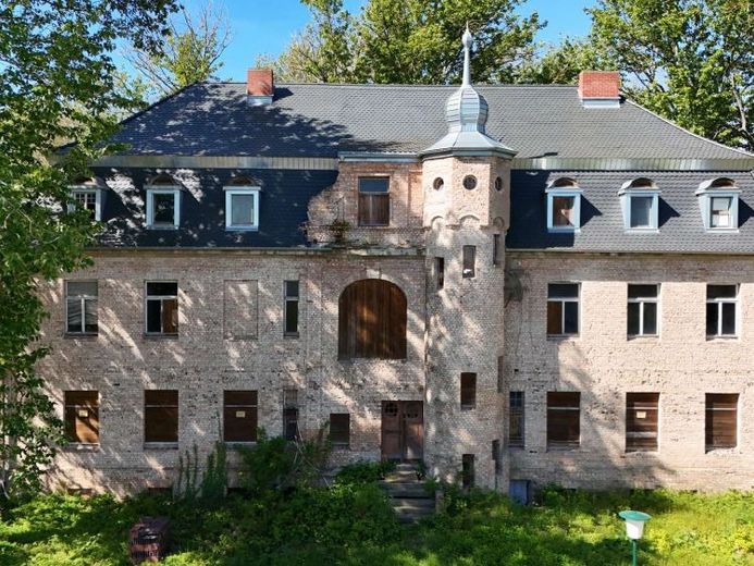 Einmalige Gelegenheit: Ein Schloss mit großem Park in der Nähe von Halle (Saale) – Foto 1