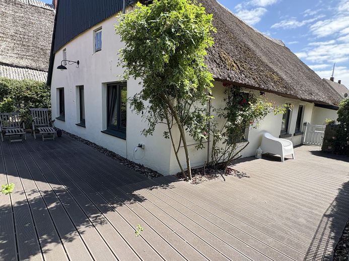 umlaufende WPC-Dielen Terrasse