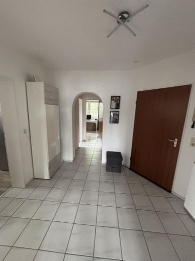 3 Zimmer Wohnung mit Balkon NUR mit WBS – Flur mit Einbauschrank