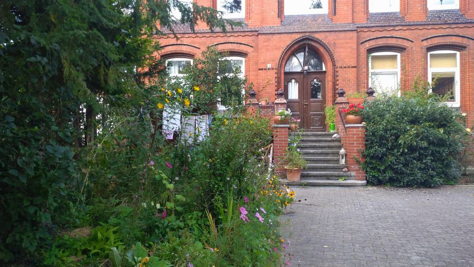 Zugang Haupthaus über Hof
