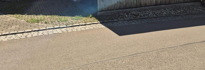 Ökologisches Holzhaus im Hegau: Ein einzigartiger Rückzugsort für Ihre Familie! – Aussen Eingang Carport