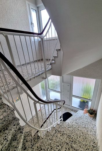 شقة من 3.5 غرف مع شرفة كبيرة في موقع هادئ في هنتروب – Treppenhaus