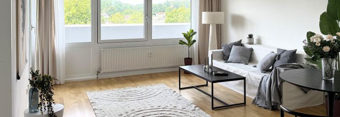PROVISIONSFREI | Modernisierte 2-Zimmer-Wohnung mit Fernblick, großem Balkon & Einzelgarage – Wohnzimmer