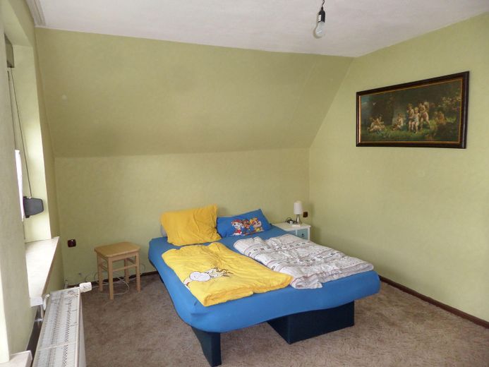 RESERVIERT: 160 m² Wohnfläche, 879 m² Grundstück: Viel Platz für Familie, Arbeit und eigene Ideen – Zimmer im DG