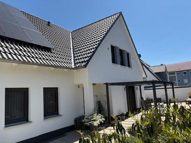 3,5 Zimmer DG-ETW im neuw. 2-FH, 91220 Schnaittach,EB 11/23 incl. Garten/Garage/Stpl. uvm. – Ihr WZ/ESS/KÜ im OG Westseite