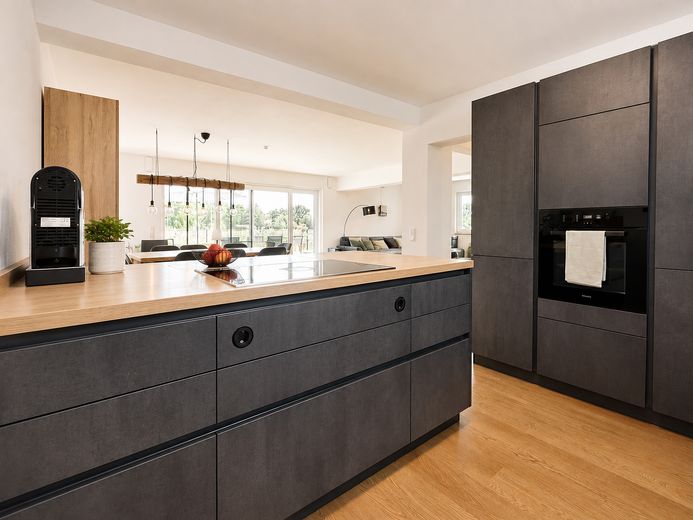 Sin comisión | Casa unifamiliar moderna con piscina y lounge | Orientación sur | Cerca de la A9 – Kücheninsel
