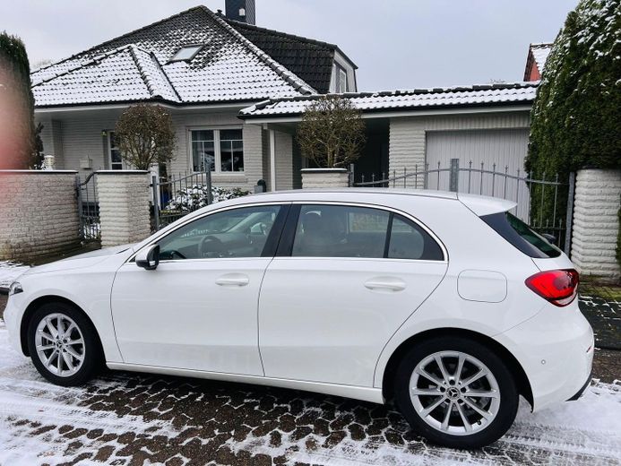 Straßenfront im Winter