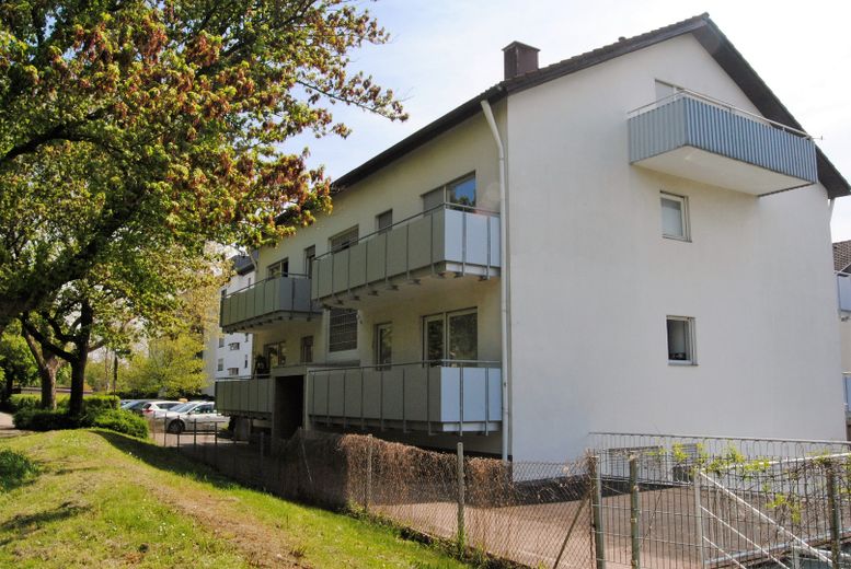 2-Zimmer-Wohnung, 2 Balkone, Einbauküche und Parkplatz – Rückseite