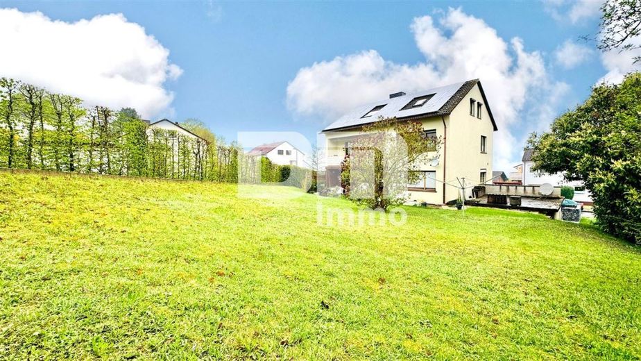 Umfangreich teilsaniertes Dreifamilienhaus mit Garage + PV Anlage und großem Garten – Großer Gartenbereich