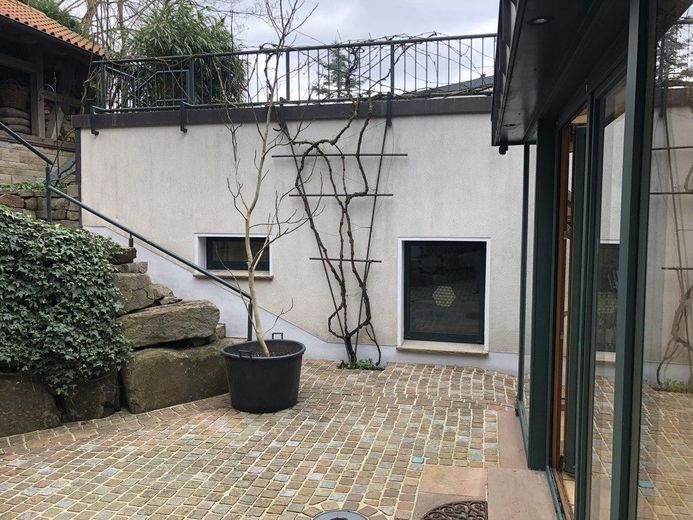 3-Fam.-Haus mit Wintergarten, großer Süd-Garten, viel Nutzfläche, erneuerbare Energien, Doppelgarage – Hof
