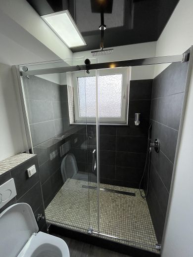 Klimatisierte und Vollständig renovierte Wohnung mit 3 Zimmern, Balkon und Einbauküche in Düsseldorf – Foto 18