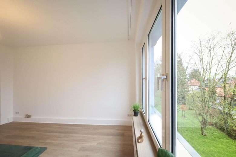 Attractively renovated + partially furnished + 3-room apartment, quietly located with fitted kitchen, cellar & bathroom with daylight – Schlaf- / Wohnzimmer