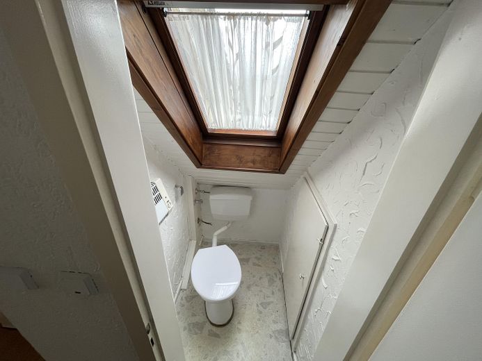 Sonnige 3 Zimmer DG-Whg.m.Stellplatz und Einbauküche in Stammheim ruhige Straße – WC
