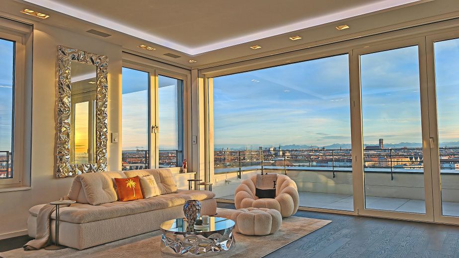 PROVISIONSFREI: Munich's Iconic View – The Ultimate Penthouse – Panoramablick vom Wohnbereich