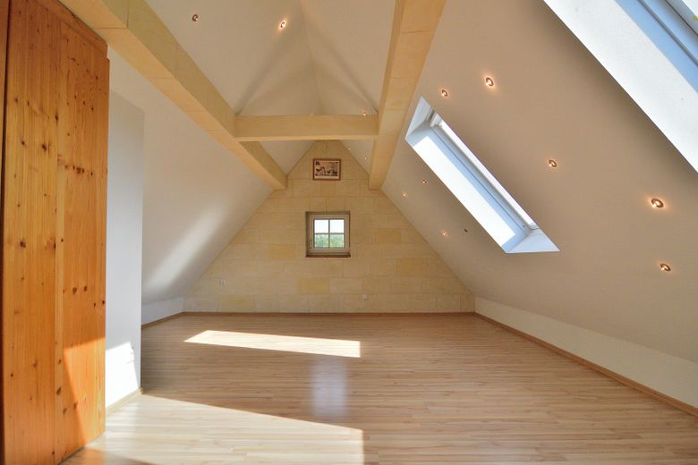 Charmantes EFH im Ensemble mit Altbau, Scheune, Wiese – Spitzboden: 3. Schlafzi.