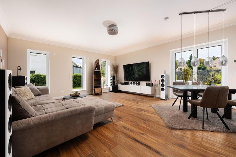 Luxuriöser Bungalow direkt an der Landesgrenze zu Schwanewede – Wohnzimmer