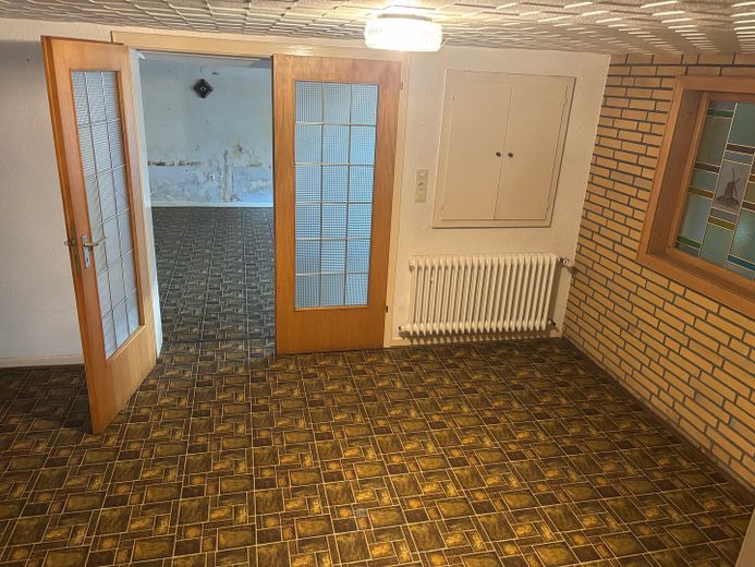 Bungalow mit großer Doppelgarage in ruhiger, zentraler Lage auf tollem Grundstück – Treppenhaus Keller